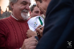 Santi firmando autórafos