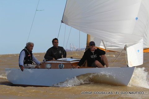 Con una prolija tripulación y con un barco muy veloz , German Frers se adjudicó otra vez mas el Campeonato Argentino de la Clase Grumete 2011
