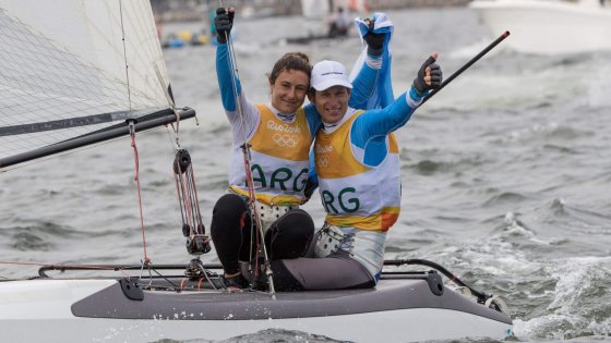 foto de Santiago Lange y Cecilia Carranza en su nacra 17