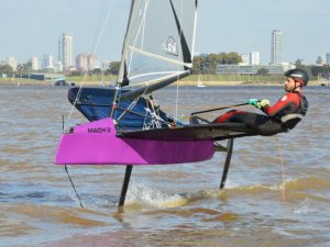 barco moth en regata