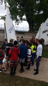 los-chicos-preparando-para-entrar-al-agua