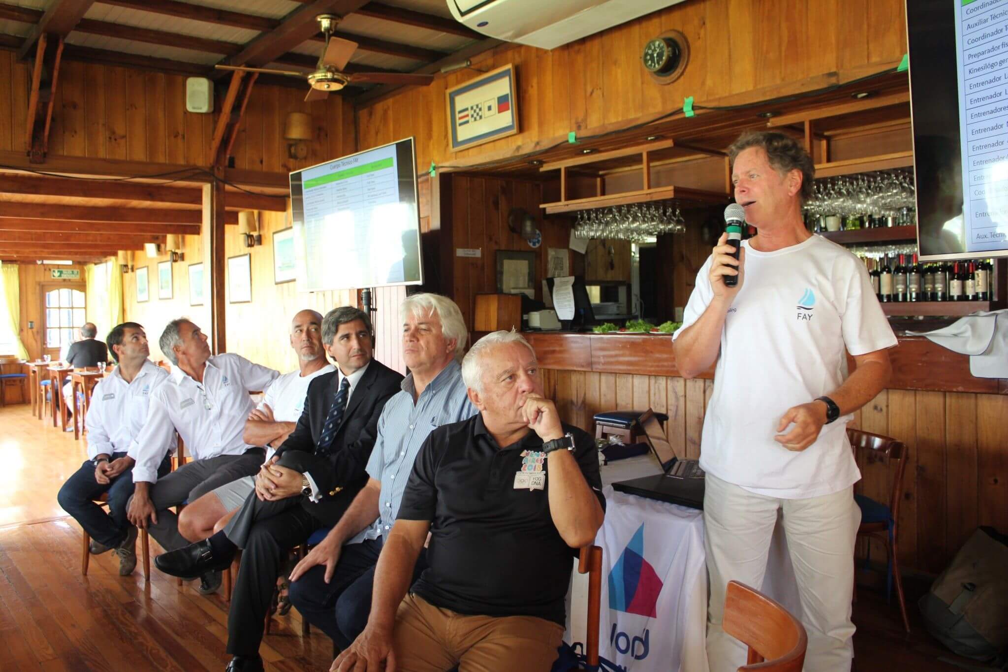 Alejandro Closs dando una charla en el Curso de Entrenadores de la World Sailing - FAY