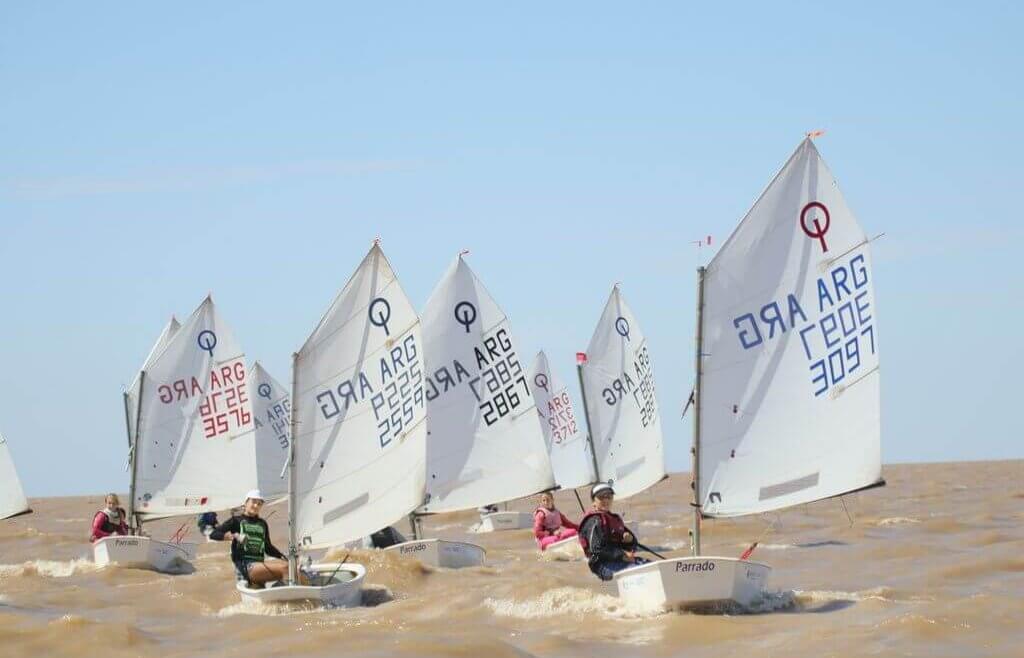 Los optimist en plena regata