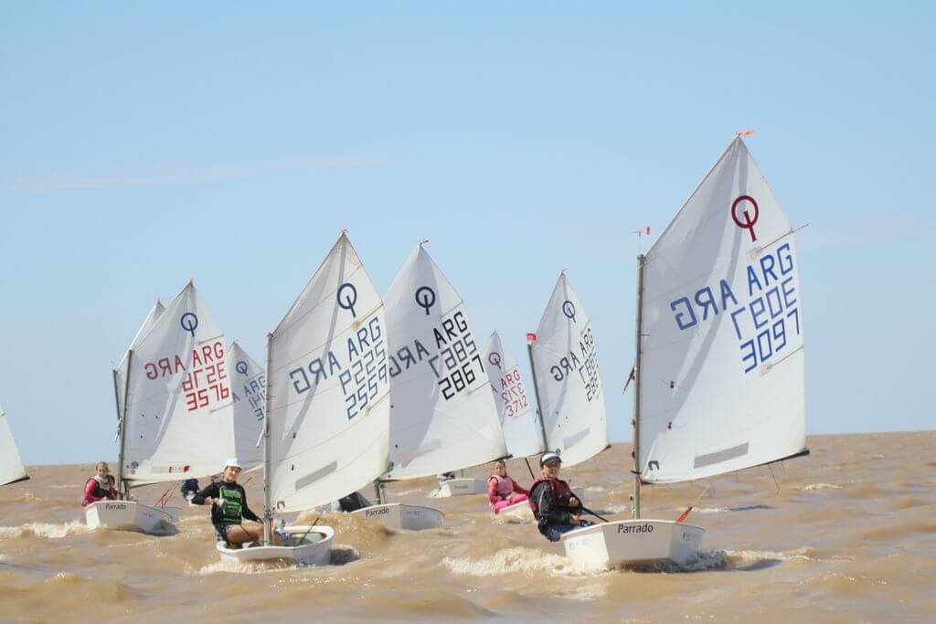 Los optimist en plena regata