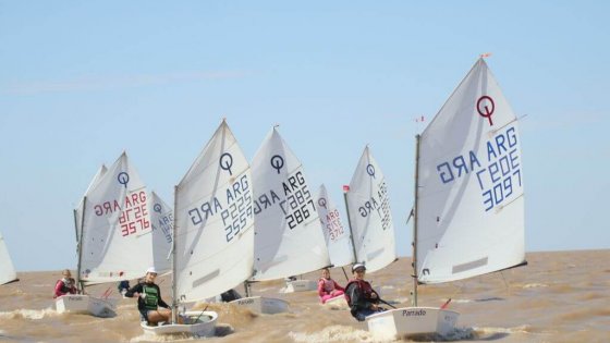 Los optimist en plena regata