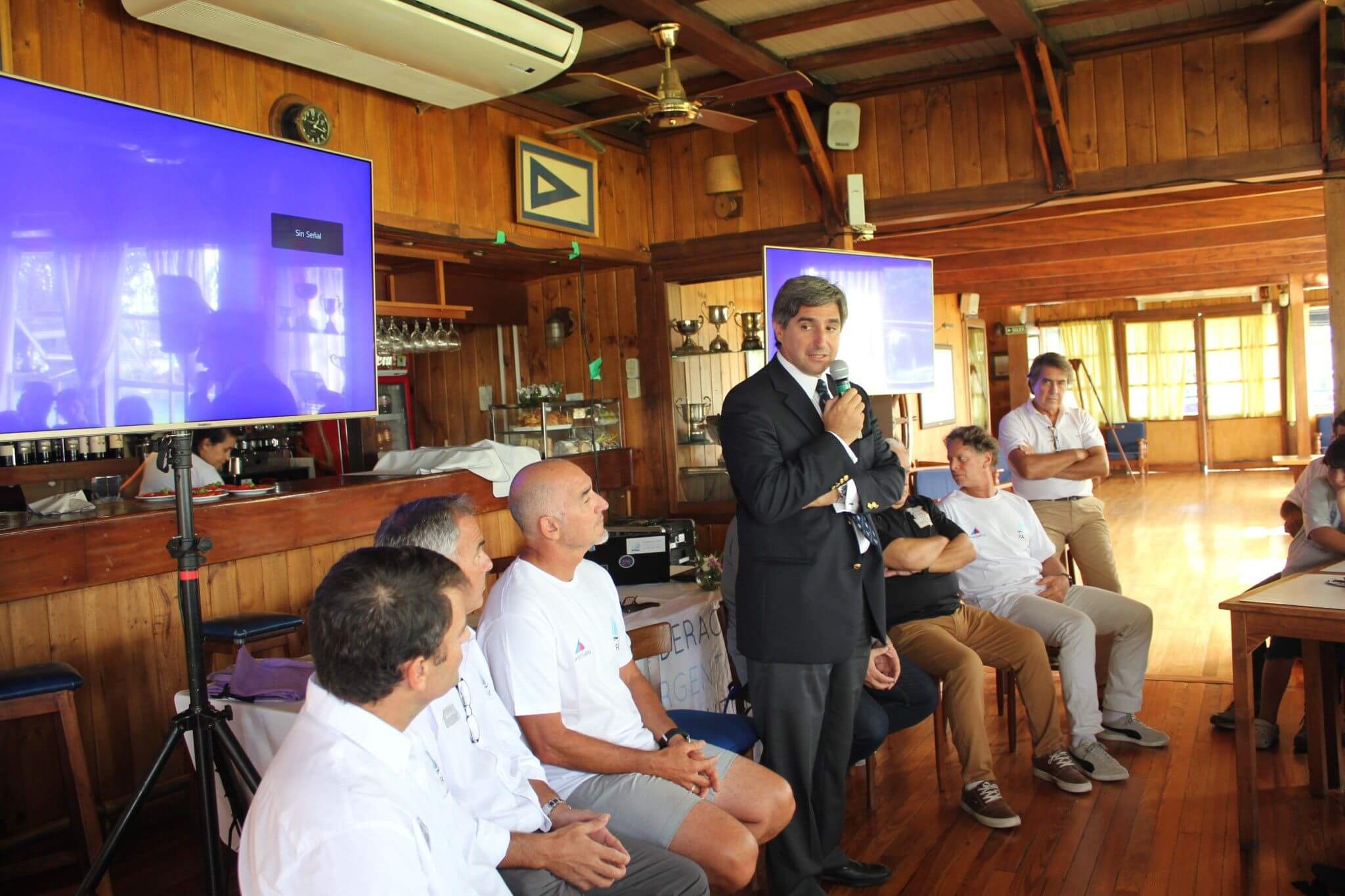 Luis Velasco hablando en el Curso de Entrenadores