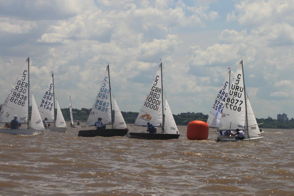 Clase Cadet compitiendo en regata