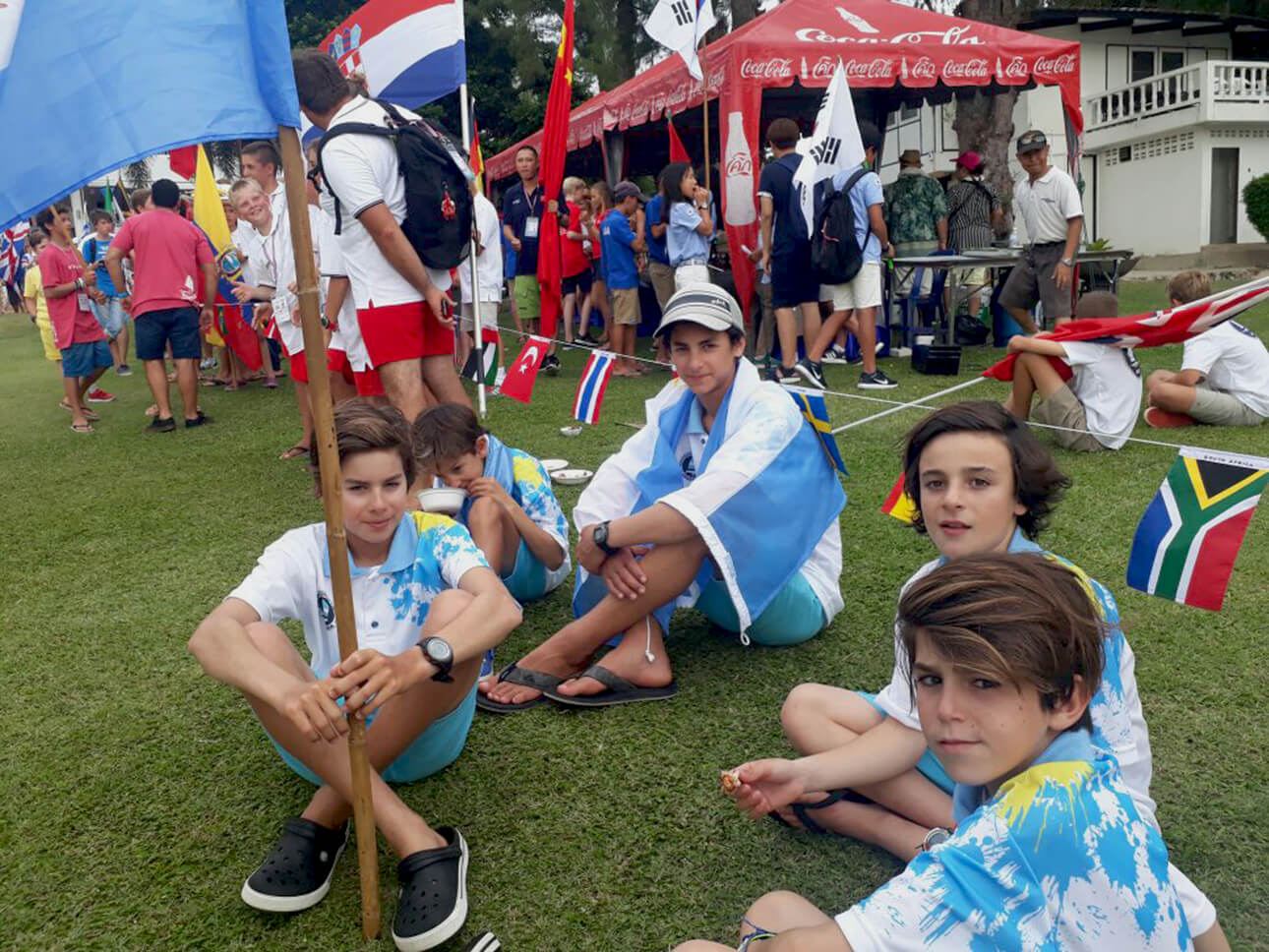 Los chicos en la apertura del Mundial de Optimist de Tailandia