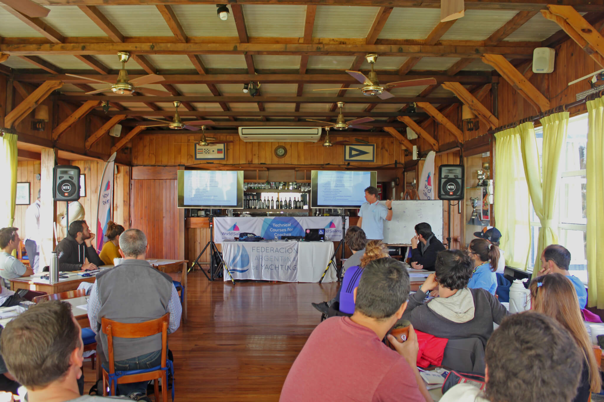 Entrenadores de yachting que asistieron al Curso de la World Sailing Nivel 1