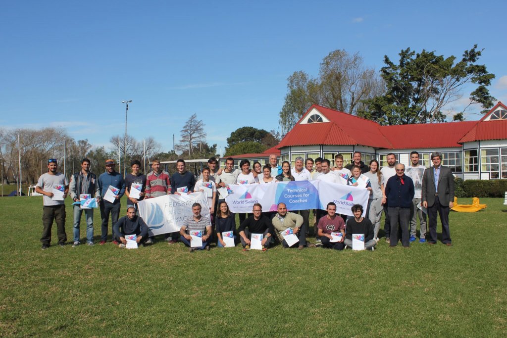 Foto Grupal de los participantes del Curso de la World Sailing