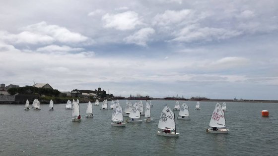 Optimist navegando en los Juegos Evita