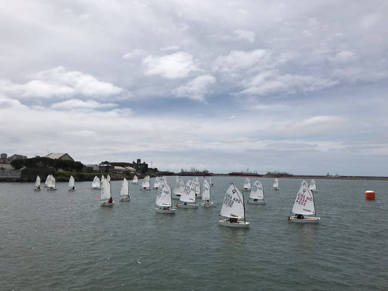 Optimist navegando en los Juegos Evita