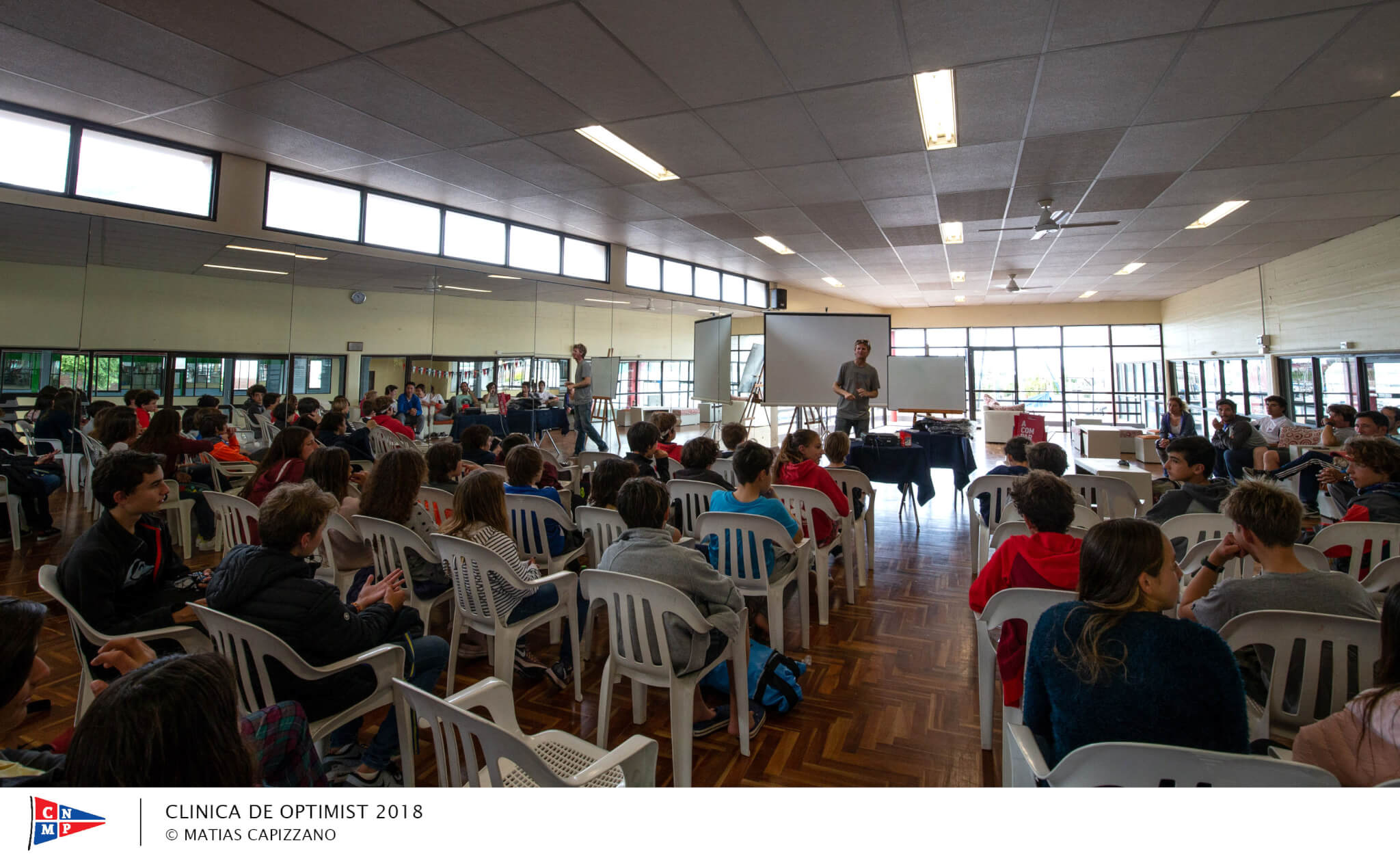 Los chicos en una charla técnica en CNMP