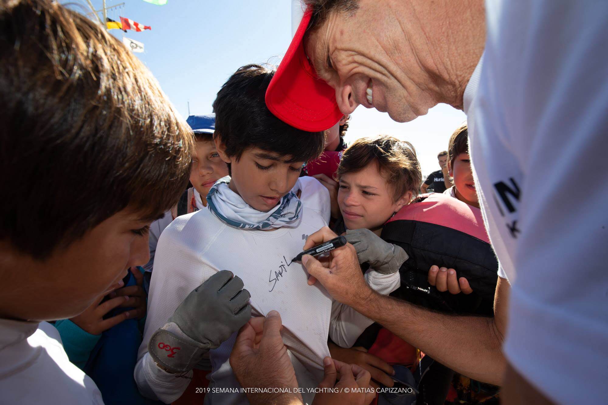 Santi Lange firmando autógrafos a los chicos