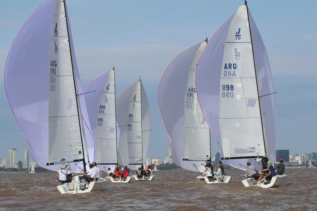 Barcos J70 navegando en el campeonato San Isidro Labrador