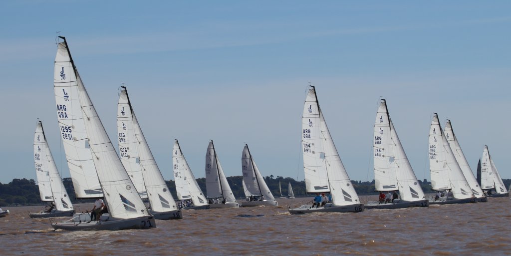 Los barcos J70 en regata