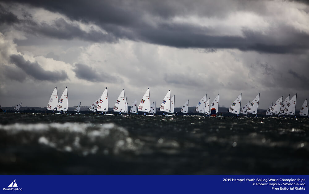Clase Laser navegando en los Youth Worlds Gdynia 2019