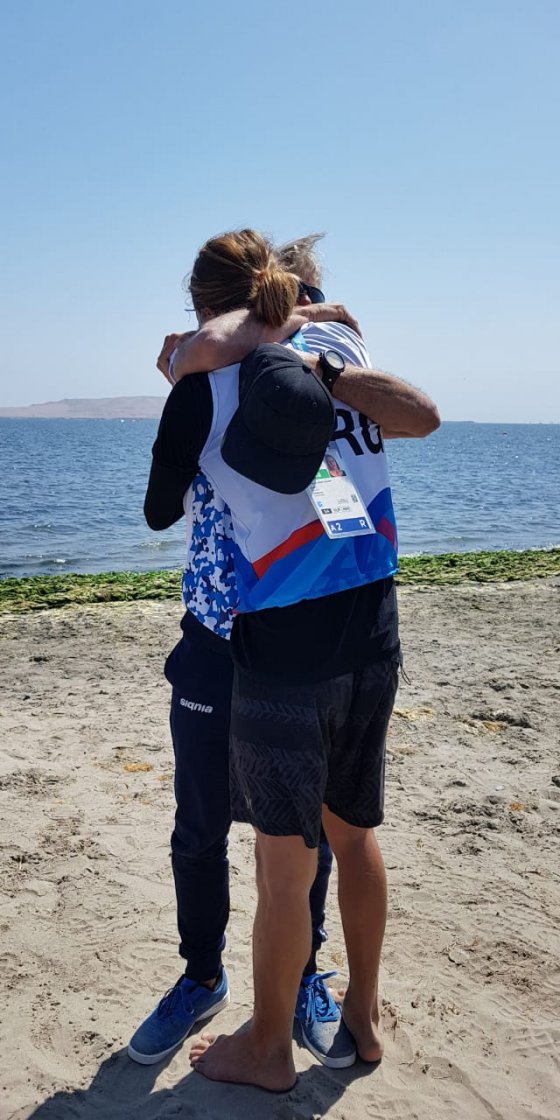 El abrazo entre Bautista Saubidet y su entrenador Raul Saubidet