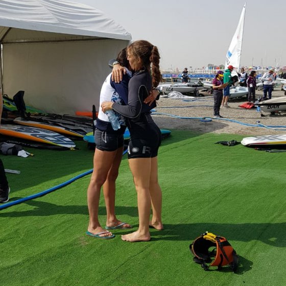 Lucia Falasca se abraza con su coach luego de obtener su medalla de bronce