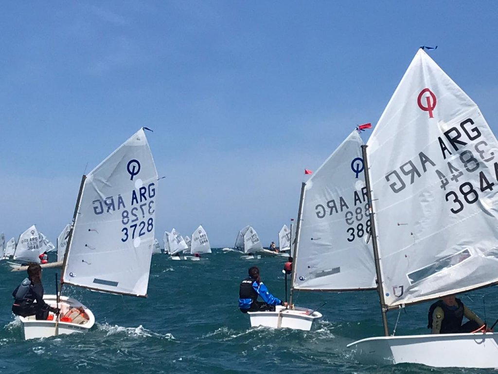 Plena regata en el Campeonato Argentino de Optimist